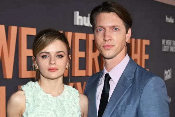 Joey King Ngedate Bareng Suaminya Steven Piet di Premier `We Were the Lucky Ones`