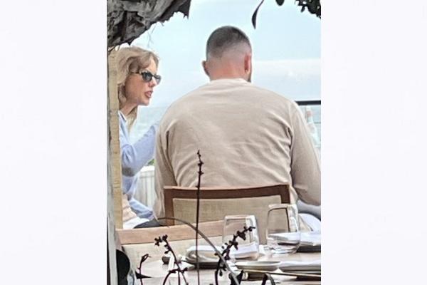 Taylor Swift dan Travis Kelce Kencan Makan Siang Usai Liburan di Bahama
